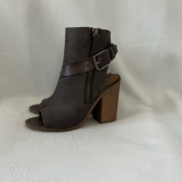 DV (Dolce Vita) Teisha size 7 1/2 Open Toe Taupe Block Style Heeled Shoes - Picture 4 of 16